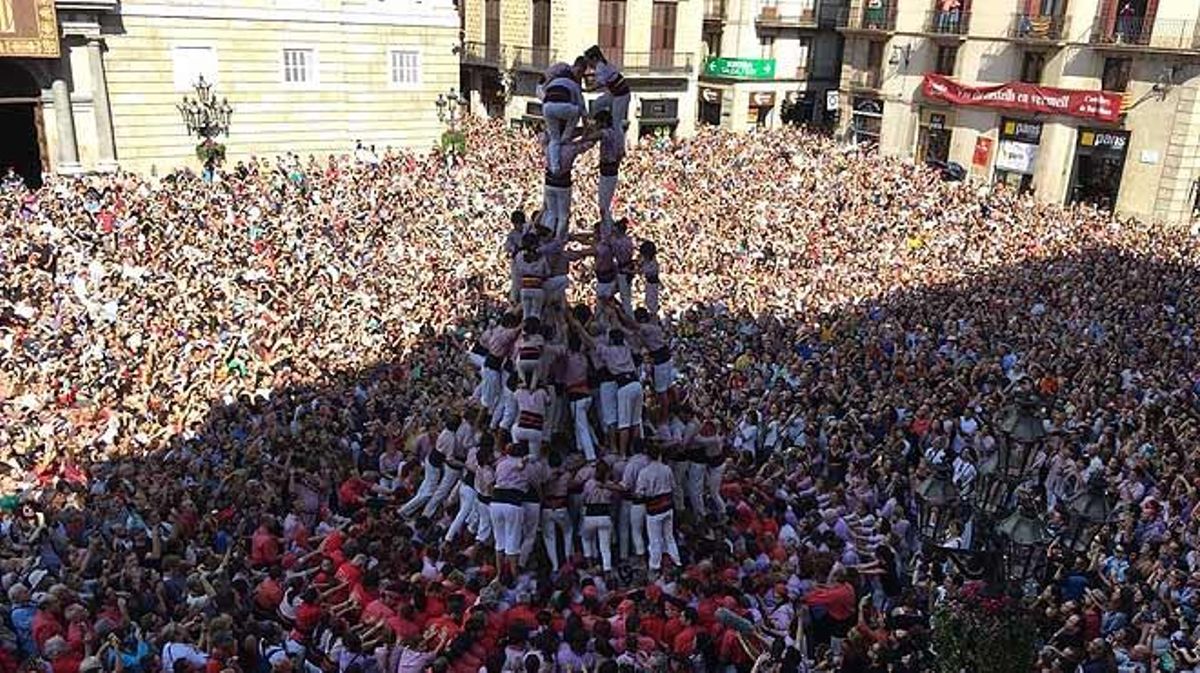 Diada castellera de les festes de la Mercè a la plaça de Sant Jaume. 