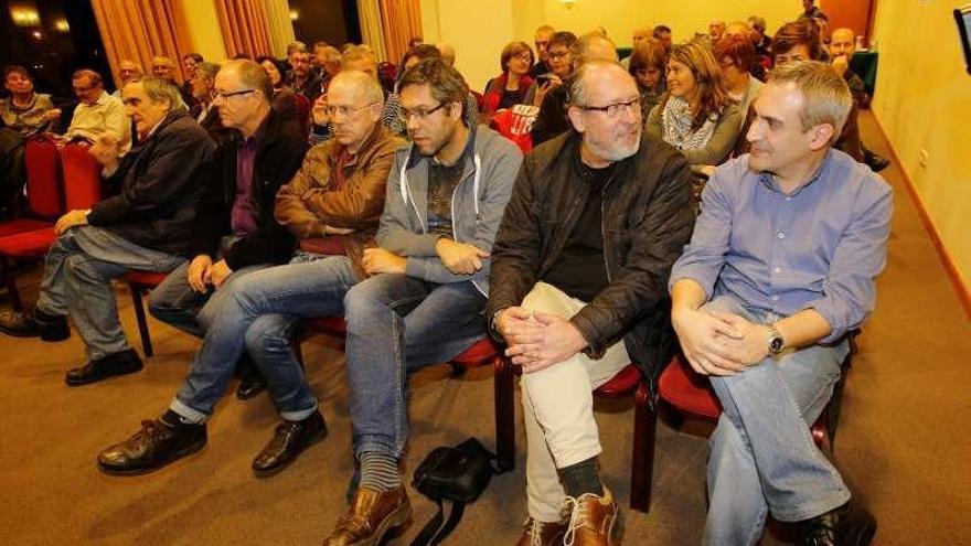 Serafín Otero, (2º por la izqda.) durante la asamblea. // R. Grobas