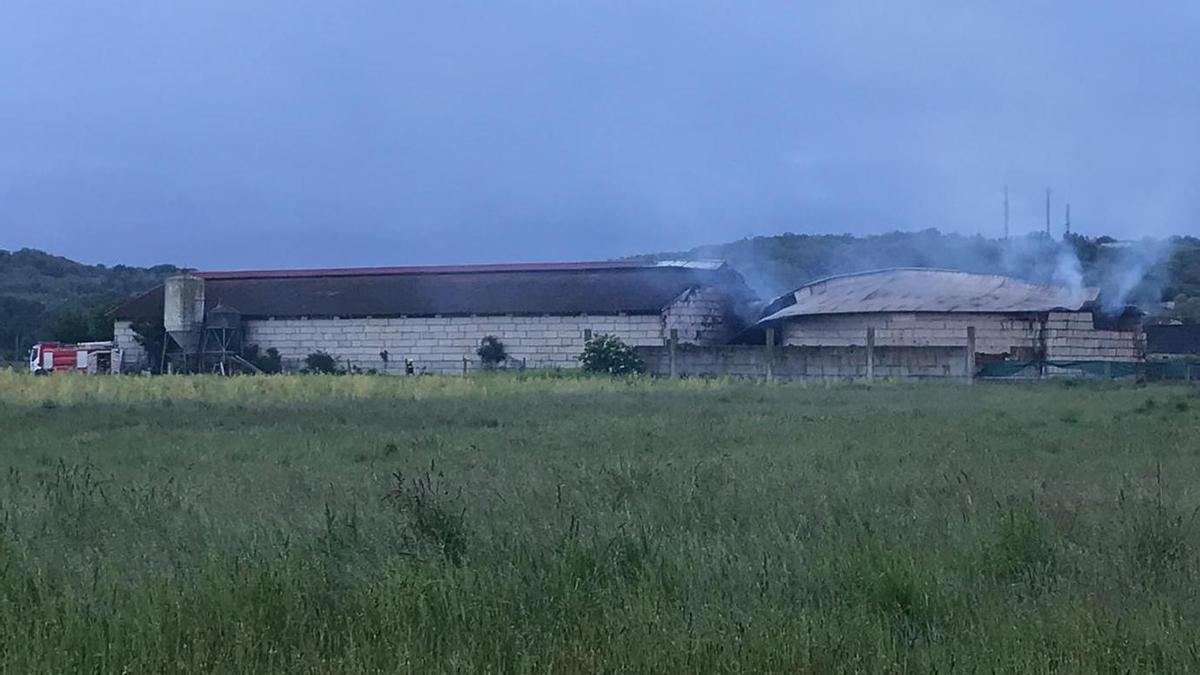 Los bomberos continuaban enfriando la nave a primera hora de este lunes..