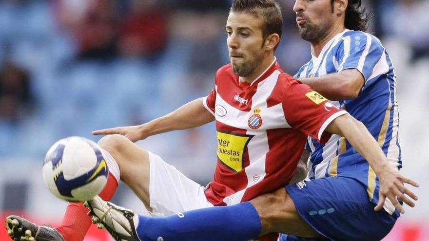 Luis García protege el balón ante Juan Rodríguez en el Deportivo-Espanyol de la temporada 2008-09.