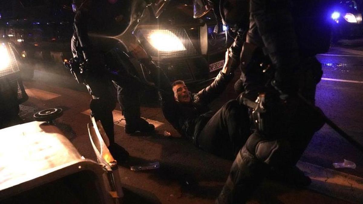Detención de un manifestante en la calle Ferraz, la noche del 15 de noviembre.