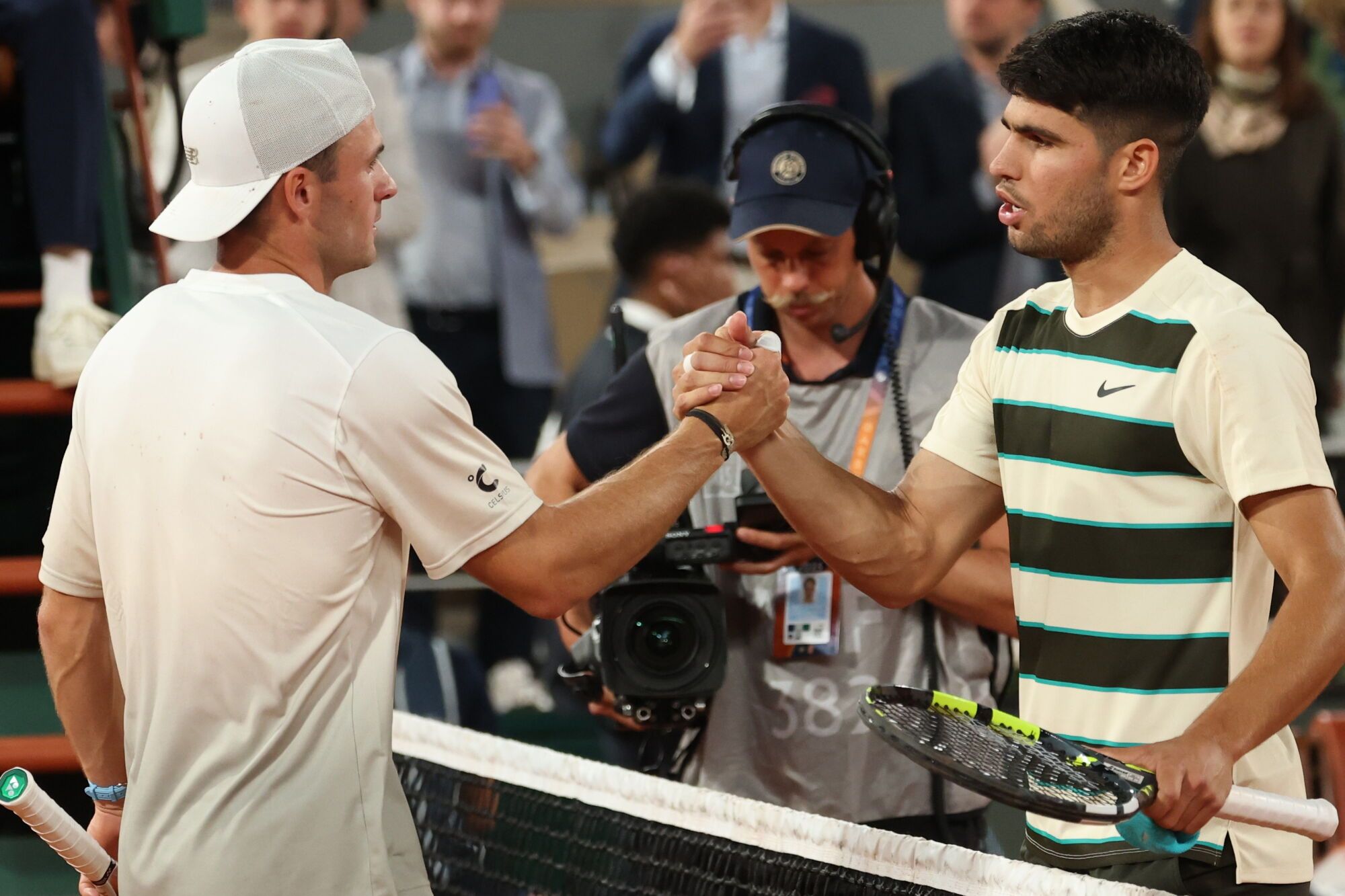 PARIS (France), 03/06/2025.- Carlos Alcaraz (R) of Spain celebrates after winning the Men's quarterfinals match against Tommy Paul (L) of the USA at the French Open Grand Slam tennis tournament at Roland Garros in Paris, France, 03 June 2025. (Tenis, Abierto, Francia, España) EFE/EPA/MOHAMMED BADRA