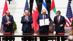 Por la izquierda, el ministro de Exteriores de Baréin, Abdulatif bin Rashid al Zayani; Netanyahu, Trump, y el canciller emiratí, Abdulá bin Zayed al Nahyan. | EfeWashington (United States), 15/09/2020.-