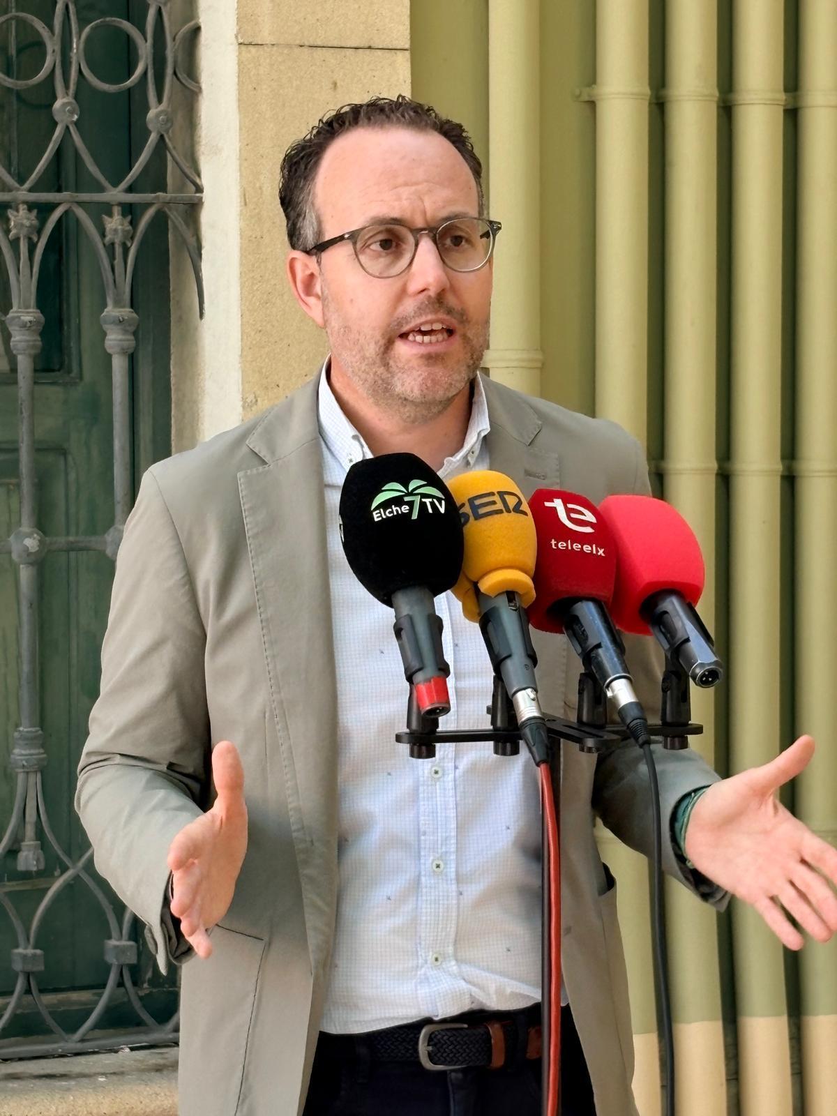 El portavoz del PSOE de Elche, Héctor Díez, durante la presentación de la moción este lunes