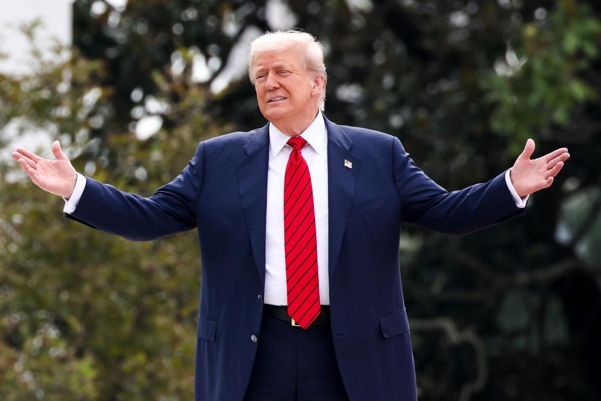 El presidente de Estados Unidos, Donald Trump, en el tejado del Ala Oeste de la Casa Blanca en Washington, D.C.. cerca de donde propuso construir un nuevo salón de baile.US President Donald Trump on the roof of the West Wing of the White House in Washington, DC, US, on Tuesday, Aug. 5, 2025. Trump appeared on the roof of the White House near where he has proposed a new ballroom to be built. Photographer: Samuel Corum/Sipa/Bloomberg. *** World Rights ***