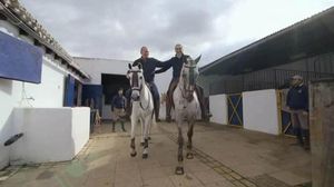 Bertín Osborne i Juan y Medio a cavall pel ’cortijo’ (TVE-1).
