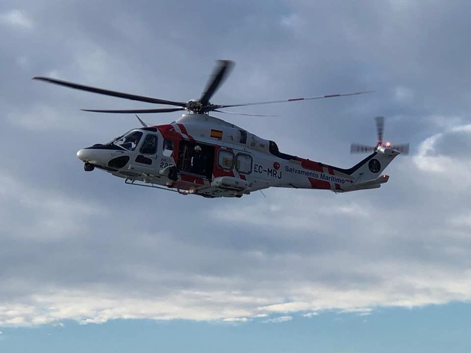 Así ha sido el espectacular rescate de dos jóvenes en Bahía Azul