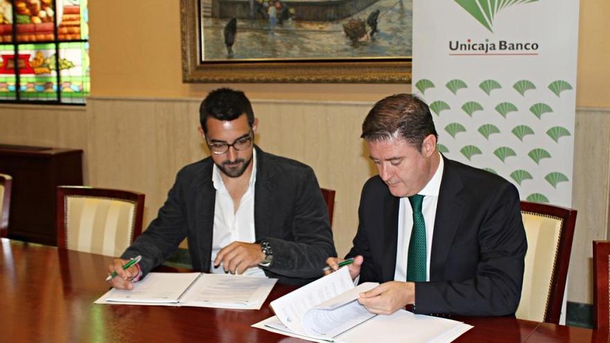 Jorge del Pino y Manuel Artacho firman el convenio.