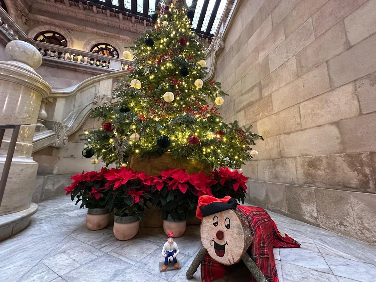 El árbol de Navidad, el tió y el caganer en el Parlament