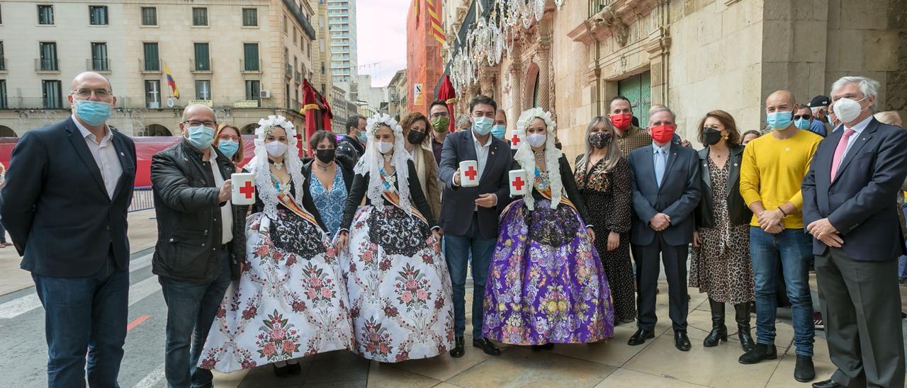 Representantes de la Corporación y de las Hogueras en el Día de la Banderita