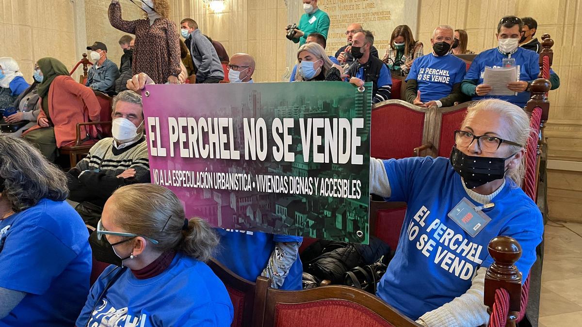 Concentración de los vecinos del Perchel en el Ayuntamiento de Málaga