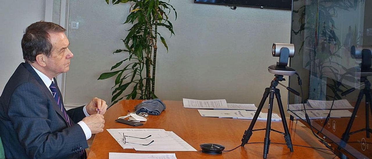 Encuentro telemático entre Caballero y el conselleiro. | El alcalde de Vigo, Abel Caballero, y el conselleiro de Sanidade, Julio García Comesaña junto a representantes de la EOXI de Vigo, mantuvieron ayer una reunión telemática para tratar la situación epidemiológica de la ciudad y su entorno. Caballero le transmitió su apoyo a todas las nuevas decisiones en cuanto a restricciones que las autoridades sanitarias puedan plantear para Vigo y reclamó duplicar el número de rastreadores. El alcalde asegura que el conselleiro “no descarta” ninguna medida adicional en Vigo para frenar la transmisión del virus. Encuentro telemático entre Caballero y el conselleiro. | El alcalde de Vigo, Abel Caballero, y el conselleiro de Sanidade, Julio García Comesaña junto a representantes de la EOXI de Vigo, mantuvieron ayer una reunión telemática para tratar la situación epidemiológica de la ciudad y su entorno. Caballero le transmitió su apoyo a todas las nuevas decisiones en cuanto a restricciones que las autoridades sanitarias puedan plantear para Vigo y reclamó duplicar el número de rastreadores. El alcalde asegura que el conselleiro “no descarta” ninguna medida adicional en Vigo para frenar la transmisión del virus.