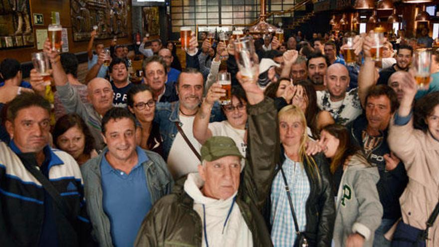 Los asistentes a la &quot;quedada&quot; brindan por el fallecido en la Estrella.