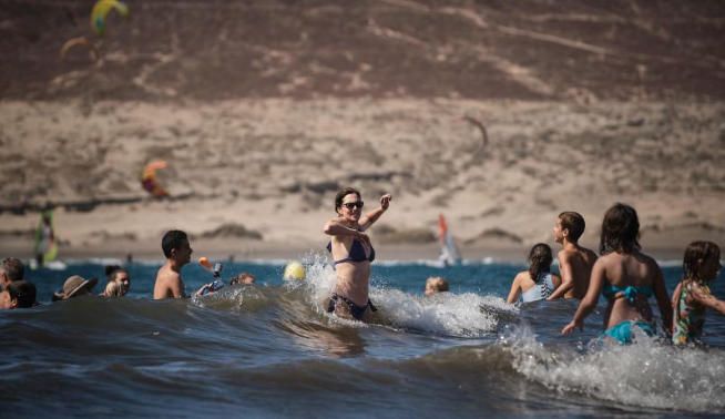 El Médano lleno de bañistas.