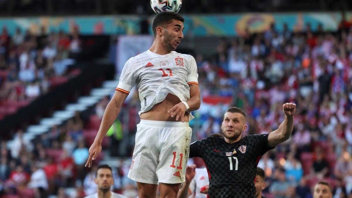 Ferrán Torres remata un balón de cabeza en el partido ante Croacia