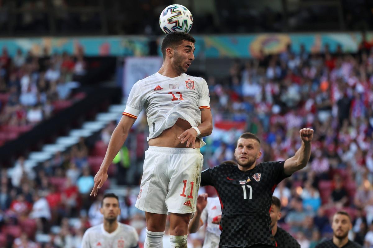 Ferrán Torres remata un balón de cabeza en el partido ante Croacia