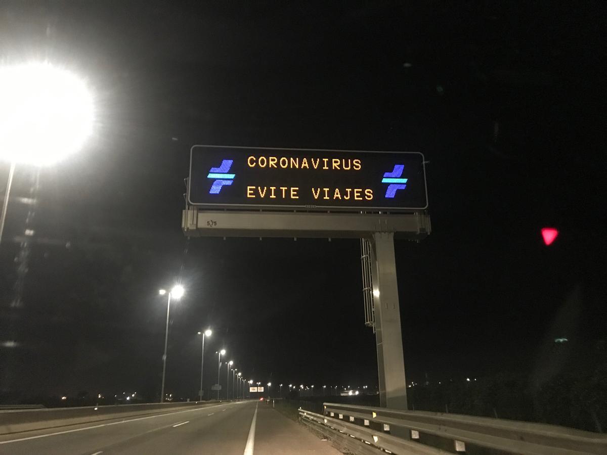 Un aviso de la DGT en las carreteras sobre la pandemia