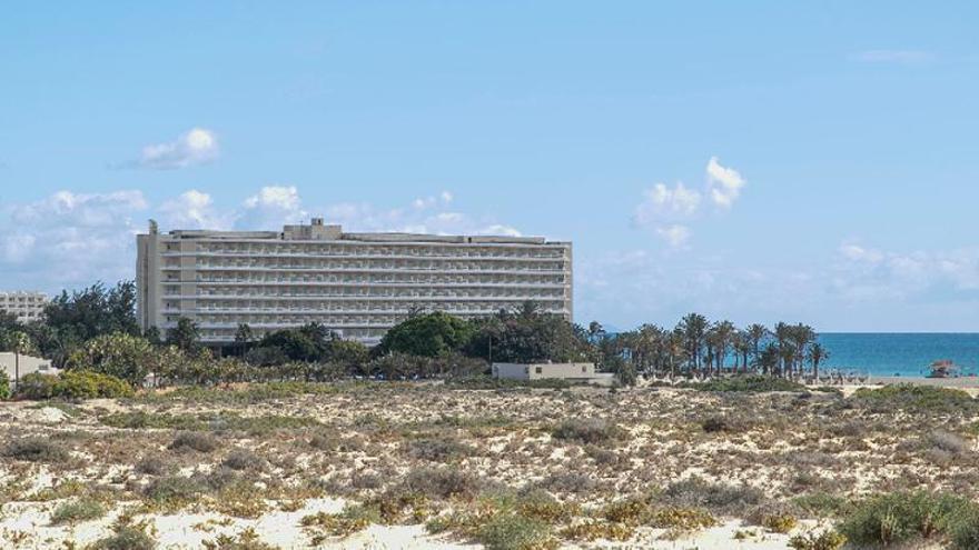 Vídeo: Así es Oliva Beach Fuerteventura, el hotel que el Estado ha ordenado derribar en las Dunas de Corralejo | Foto: vista del hotel.