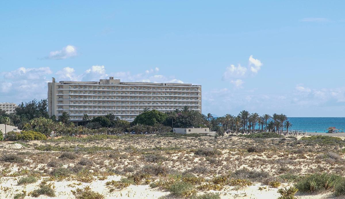 Vista de las Dunas de Corralejo, con el hotel Oliva Beach de fondo.