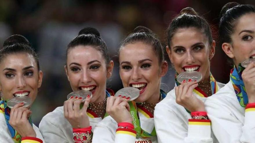 Las integrantes del equipo olímpico de gimnasia rítmica que ayer consiguió la medalla de plata.