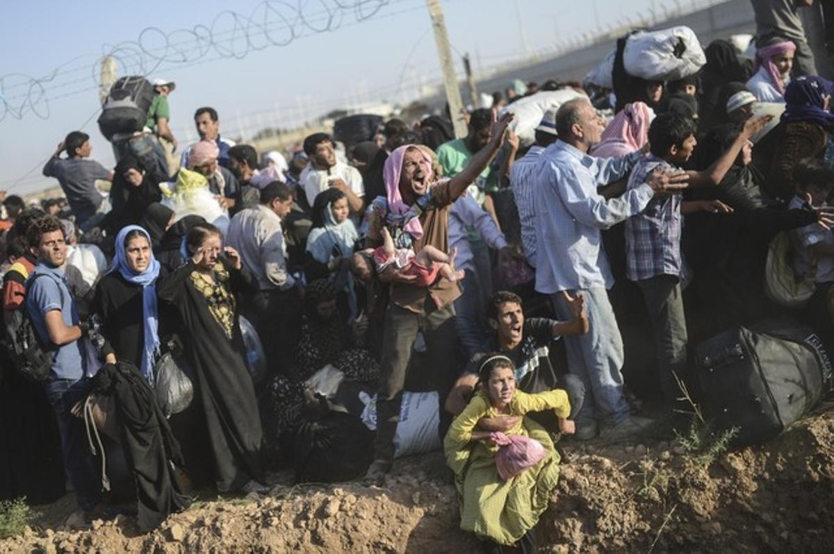 Una multitud de refugiados sirios se agolpa en la frontera con Turquía.