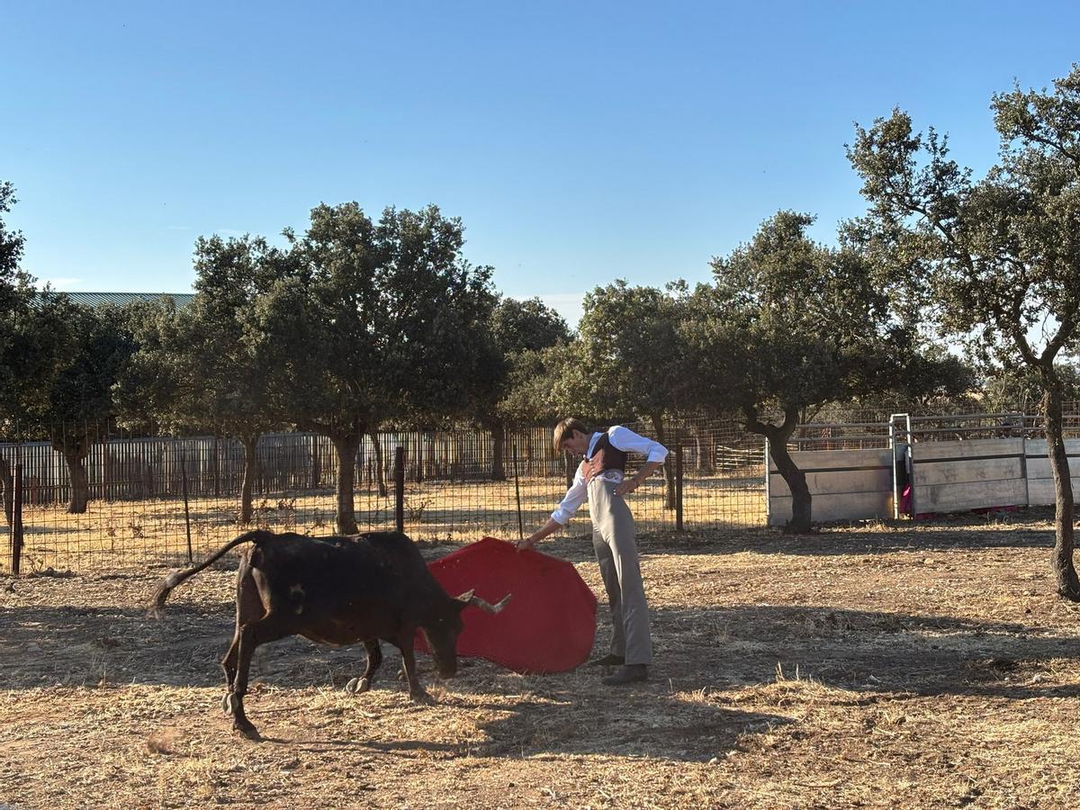 GALERÍA | Alumnos de la Escuela Taurina de Navas del Rey participan en una retienta en la ganadería Toros Villalpando