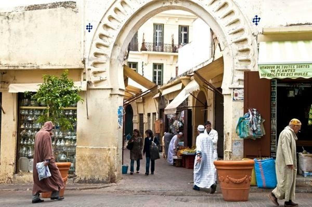 La entrada a Zoco Chico, que se encuentra en una pequeña plaza en la que se puede observar las costumbres de los habitantes de Tánger