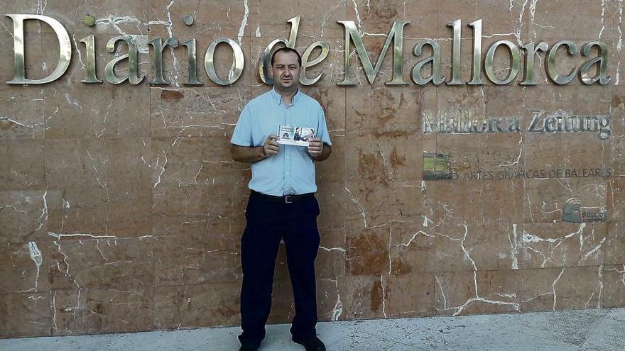 El ganador del talón de Bosch Car Service  en la entrada de Diario de Mallorca.