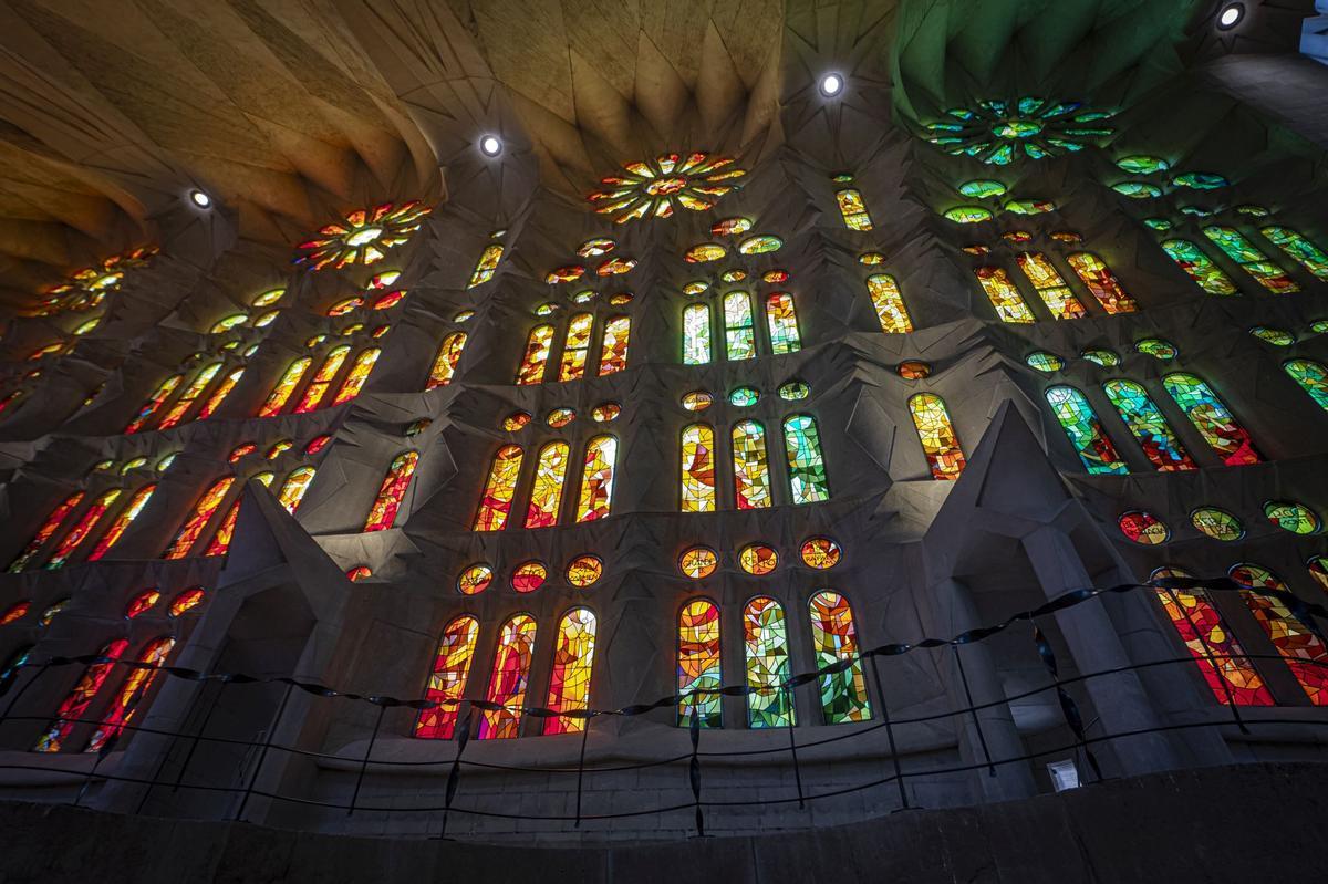 Dos colosales figuras de mármol griego de Thasos, el más blanco del mundo, aguardan a los pies del templo de la Sagrada Família para ser alzadas en octubre a la cima de las torres dedicadas a los evangelistas Juan y Mateo, la primera, como marca la tradición cristiana, un águila, y la segunda, con un esculpido que a veces confunde incluso a los más creyentes, con el aspecto de un hombre alado, sin que eso sea exactamente un ángel.