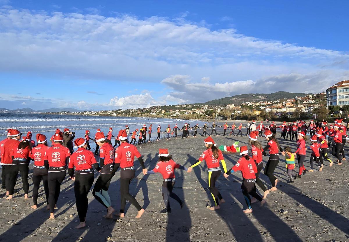 Papá Noeles surfistas solidarios al agua en Patos
