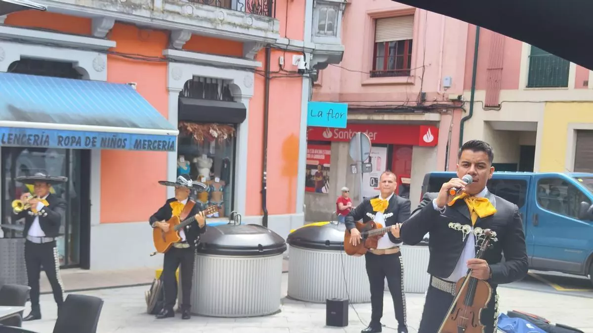 El mariachi canta en Grado: así fue la actuación itinerante por las plazas de la villa, que celebra Santiago y Santa Ana