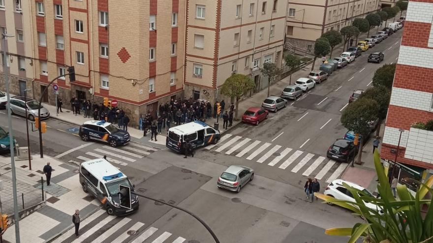 Gran despliegue policial en Gijón para evitar trifulcas entre radicales del Sporting y Alavés