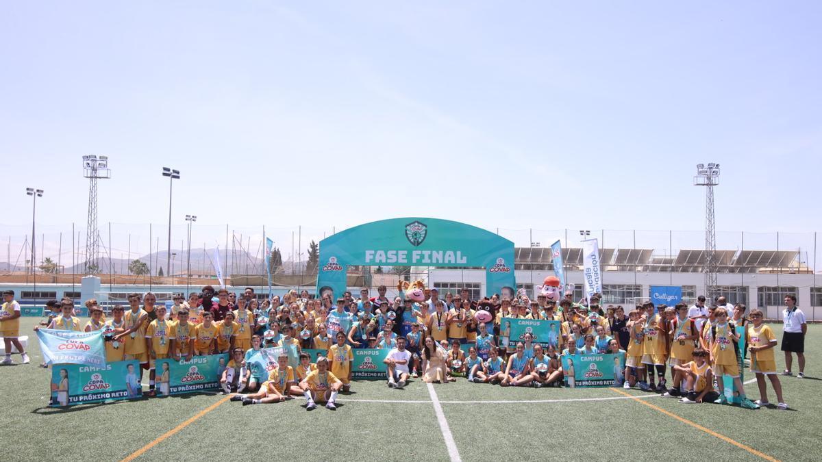 Ganadores y subcampeones de la 13ª Copa COVAP con Jesús Navas y Manuela Pozuelo en el centro