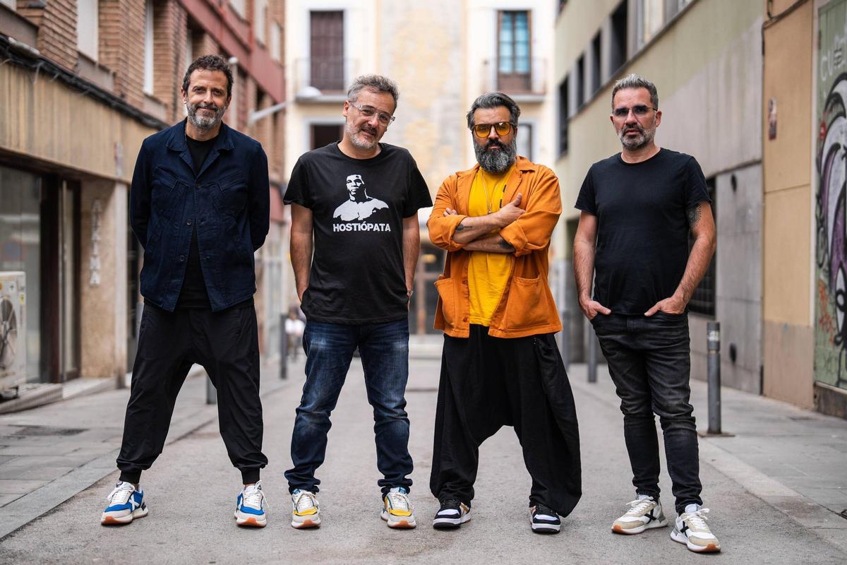 El grupo Love of Lesbian posa para EL PERIÓDICO en las calles del barrio de Gràcia.
