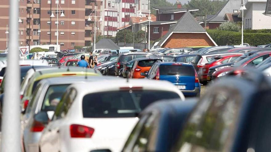 Coches aparcados en la calle Pablo Laloux, ayer por la tarde.