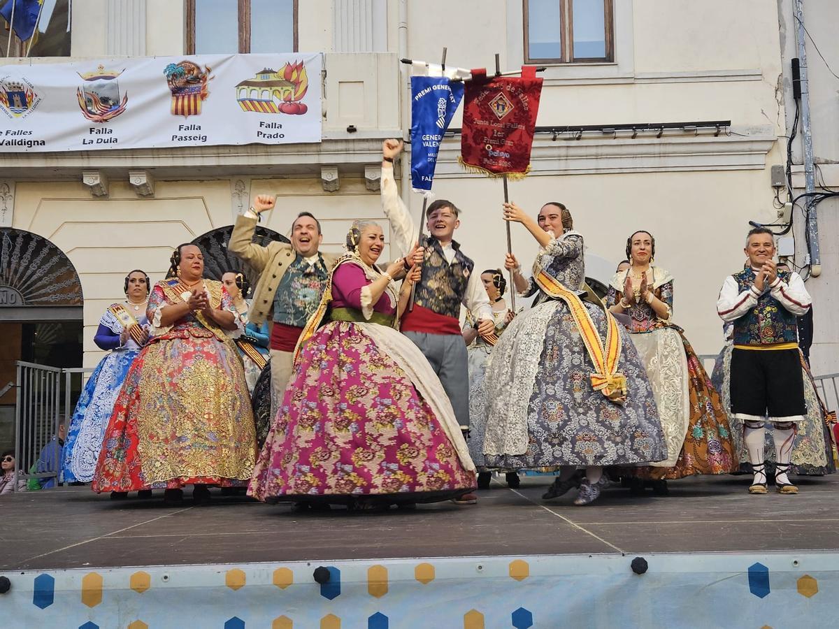 La falla Cambro celebra el primer premio.