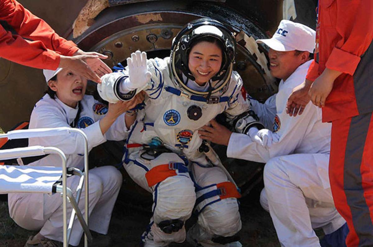 La primera astronauta xinesa, Liu Yang, saluda mentre surt de la nau espacial ’Shenzhou-9’, al tornar al seu país després d’una missió de 13 dies.