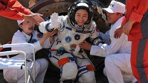 La primera astronauta xinesa, Liu Yang, saluda mentre surt de la nau espacial ’Shenzhou-9’, al tornar al seu país després d’una missió de 13 dies.