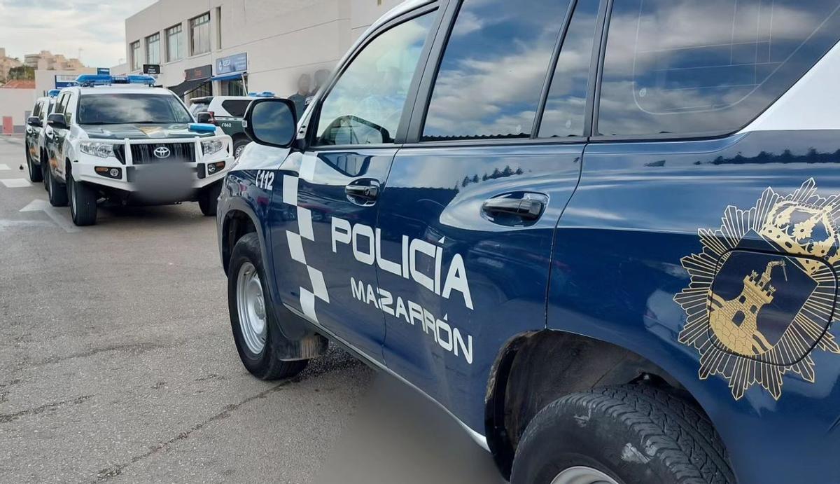Un vehículo de la Policía Local de Mazarrón y dos de la Guardia Civil (FOTO DE ARCHIVO).