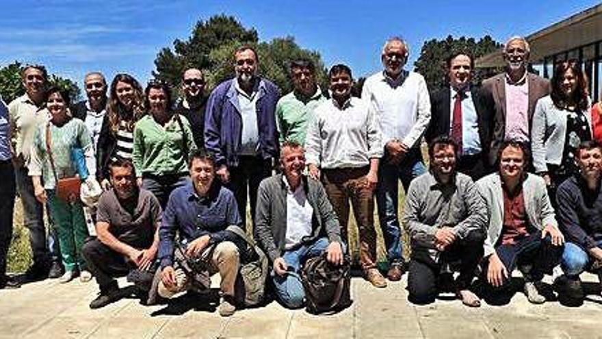 Foto de familia de los participantes en el comité de seguimiento del PDR en Formentera.