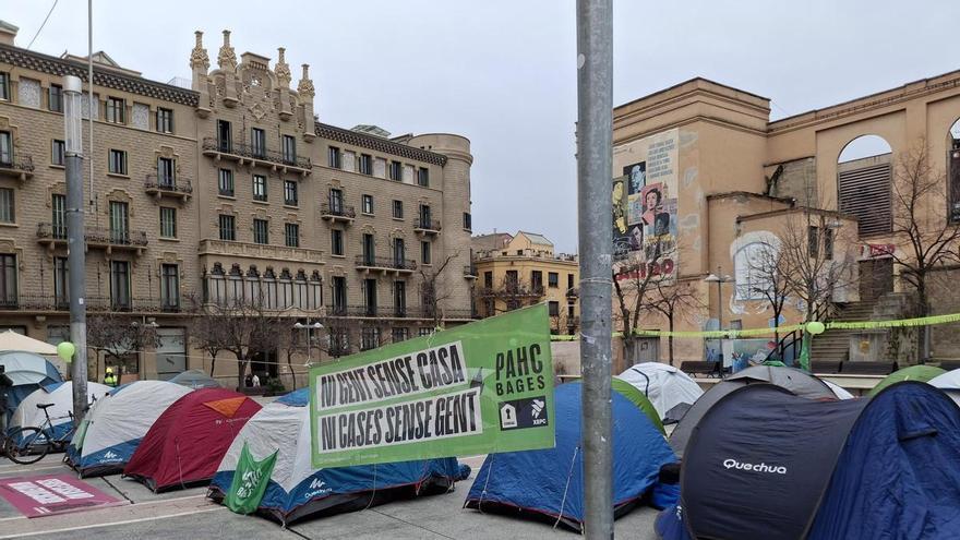 VÍDEO | Activistes de la PAHC Bages passen la nit a la plaça Sant Domènec