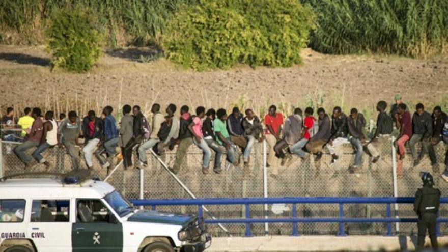 80 inmigrantes se encaraman a la valla de Melilla durante más de diez horas