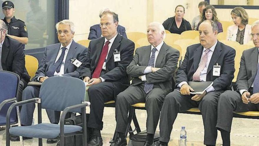 Los acusados, en la primera jornada del juicio en la Audiencia Nacional. De izquierda a derecha: Gregorio Gorriarán, Julio Fernández Gayoso, José Luis Pego, Óscar Rodríguez Estrada, Javier García de Paredes y el abogado Ricardo Pradas.