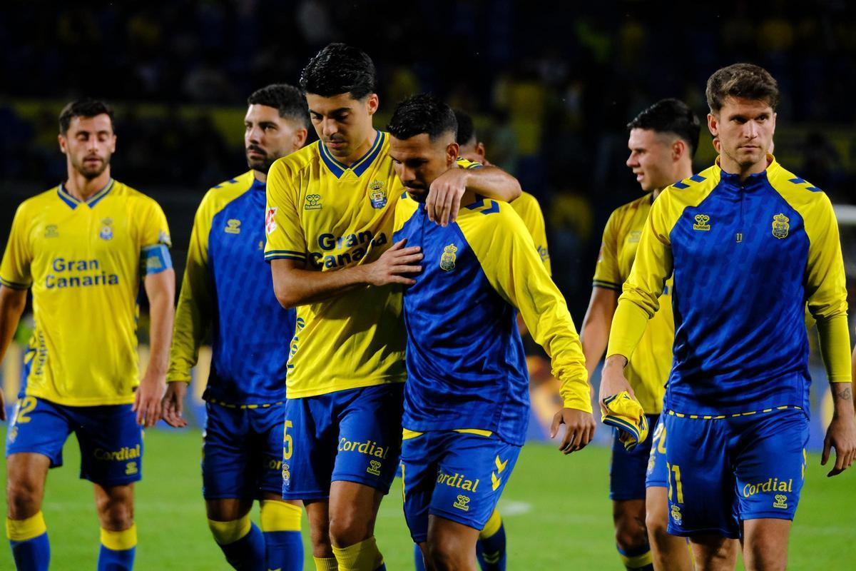 Enrique Clemente abraza a Jonathan Viera tras el descanso