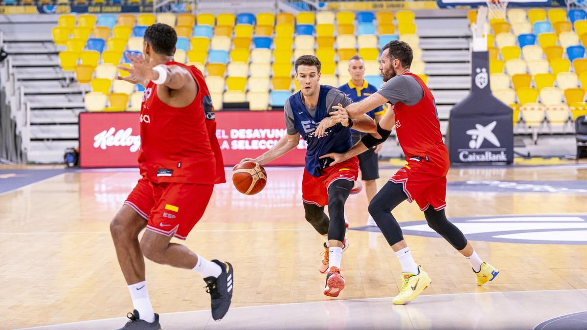 Xabi López-Arostegui penetra ante Rudy Fernández en el entrenamiento previo en el Gran Canaria Arena