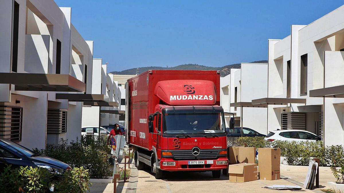 Un camión de mudanzas accede a una calle de Arruzafa.