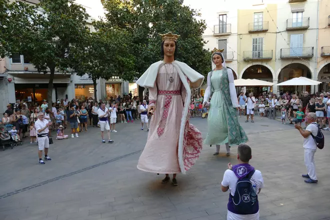 Els gegants de Figueres animen les Festes de Sant Pere amb el ball del seguici i una exposició