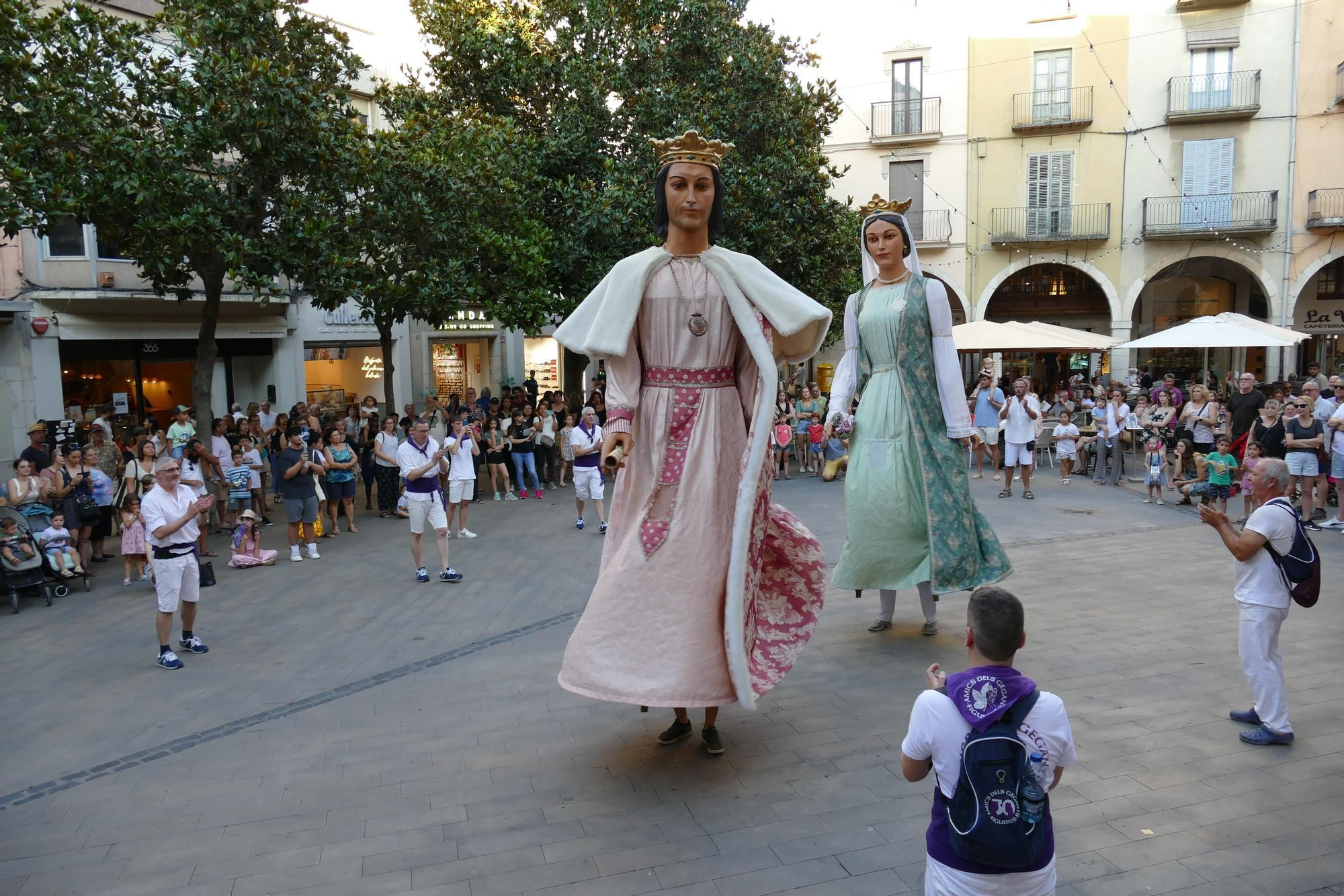 Els gegants de Figueres animen les Festes de Sant Pere amb el ball del seguici i una exposició