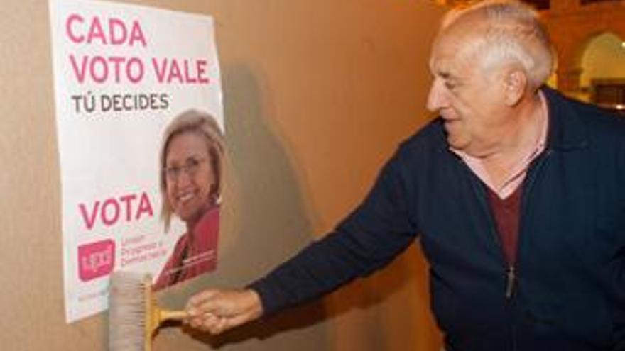 El candidato de UPyD Agapito Modroño, pegando carteles de Rosa Díez en Benavente.