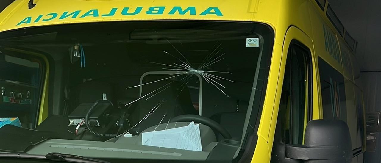Desperfectos en los cristales de una de las ambulancias, este lunes